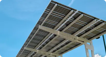 Panneaux solaires dans un environnement naturel et durable